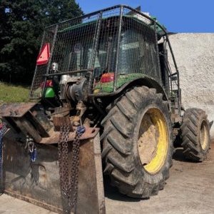 foto wald JohnDeere 5820M Winde lader holz 4x4 traktor