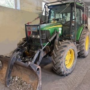 foto wald JohnDeere 5820M Winde lader holz 4x4 traktor